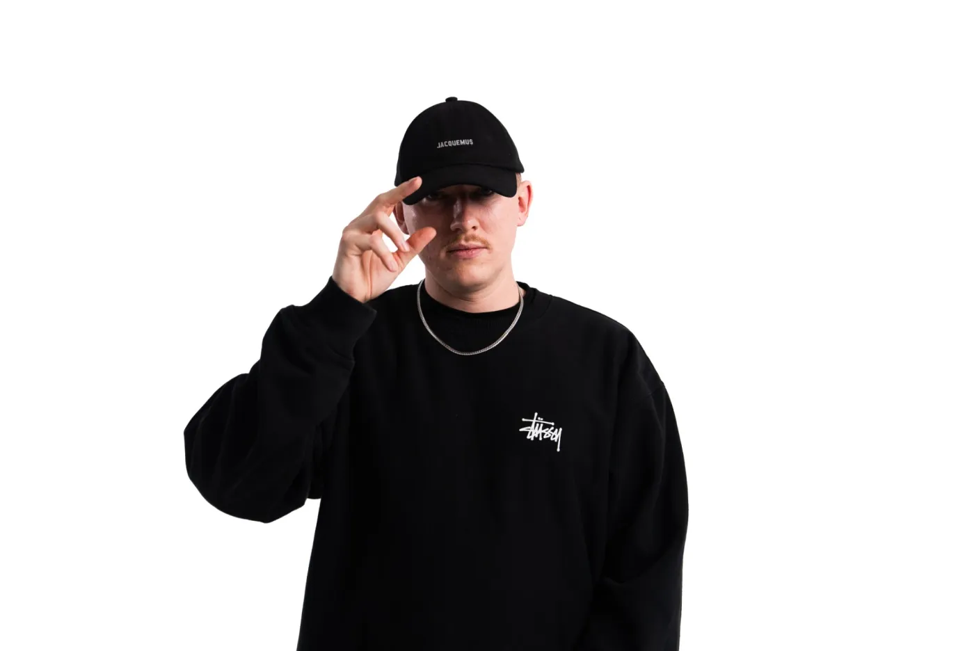 Porträt von Max (WMAX) mit Cap und Silberkette